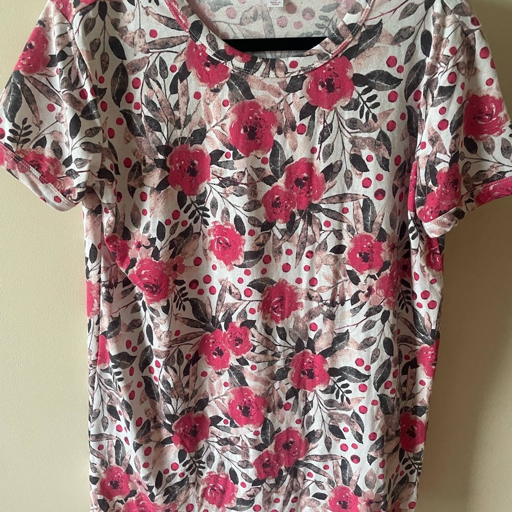 LuLaRoe Tee worn only a couple times. Super soft! Like new